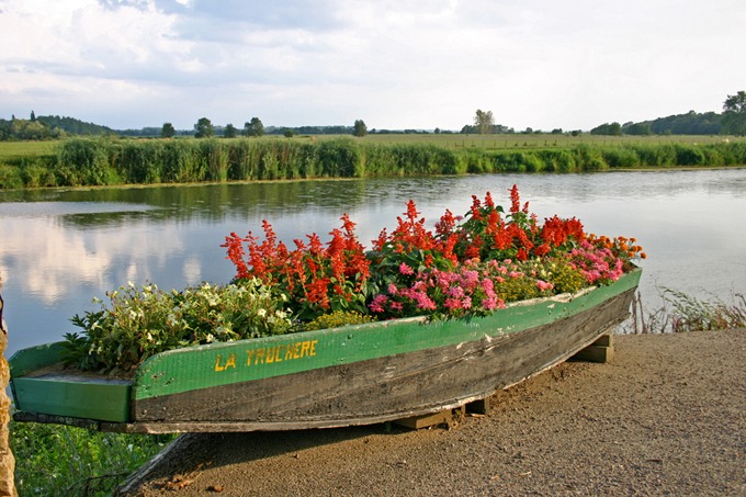 0416 Boat with flowers