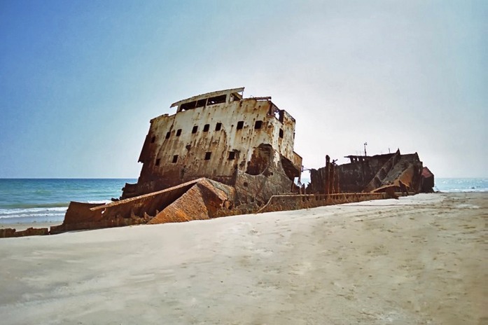 Wreck on the beach E of  Mukalla 2.jpg